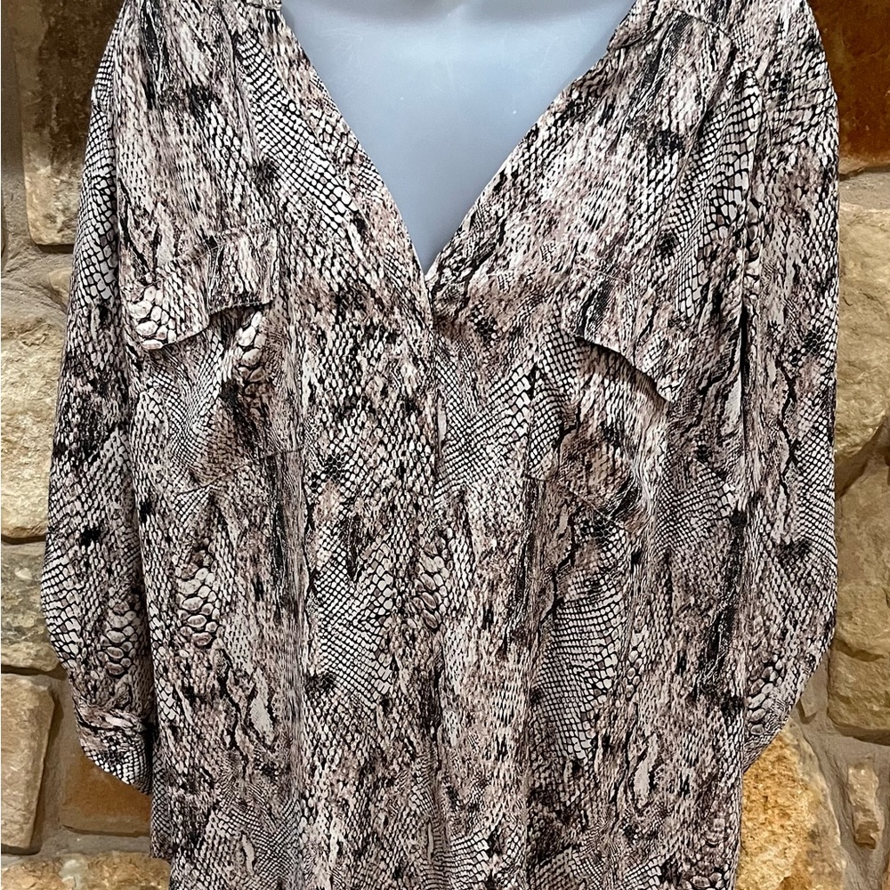 Torrid Womens Plus Size Popover Blouse 3X Roll Tab Sleeves Unique Print V-Neck